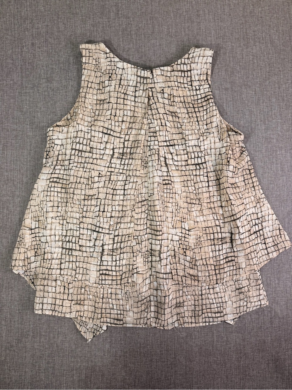Roz & Ali Beige and Black Tile-Print Sleeveless V-Neck Tank Size Medium - Picture 2 of 6
